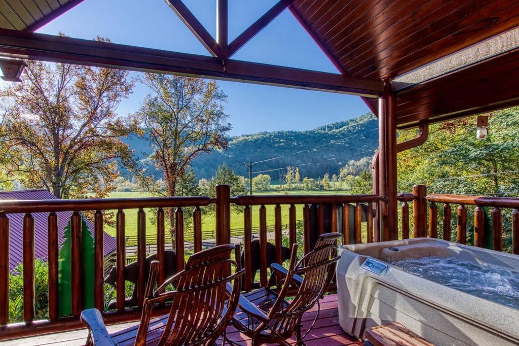 Papa Bear, Hot Tub, Wifi, 1089 Free Tickets Each Paid Day, Dollywood And More Сивиървил Екстериор снимка