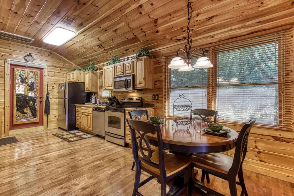 Papa Bear, Hot Tub, Wifi, 1089 Free Tickets Each Paid Day, Dollywood And More Сивиървил Екстериор снимка