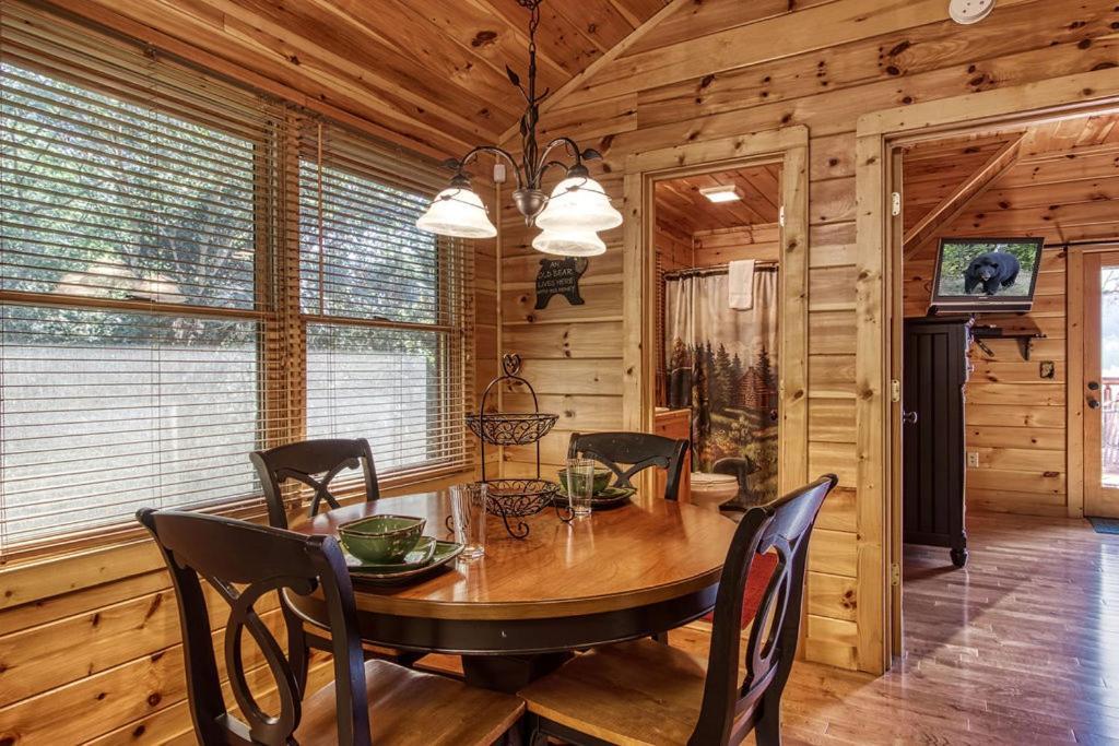 Papa Bear, Hot Tub, Wifi, 1089 Free Tickets Each Paid Day, Dollywood And More Сивиървил Екстериор снимка