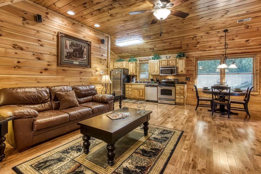 Papa Bear, Hot Tub, Wifi, 1089 Free Tickets Each Paid Day, Dollywood And More Сивиървил Екстериор снимка